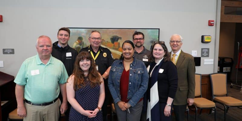 2022 yellow jacket award winners posing with president Lindgren
