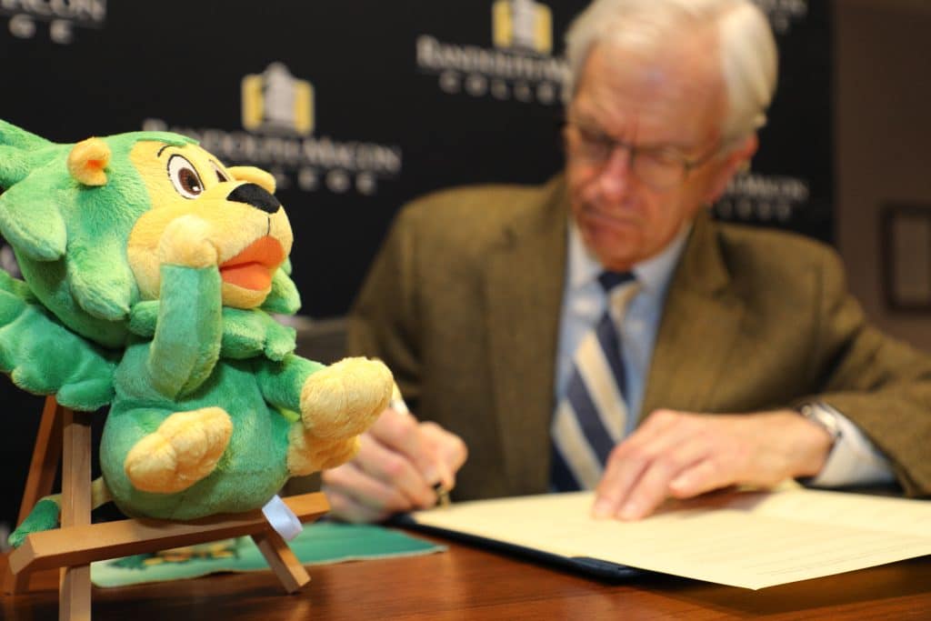 President Lindgren signs a renewal of the contract of affiliation with Ishinomaki Senshu University