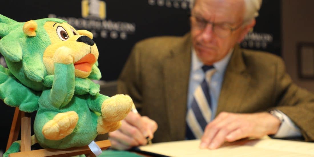 President Lindgren signs a renewal of the contract of affiliation with Ishinomaki Senshu University