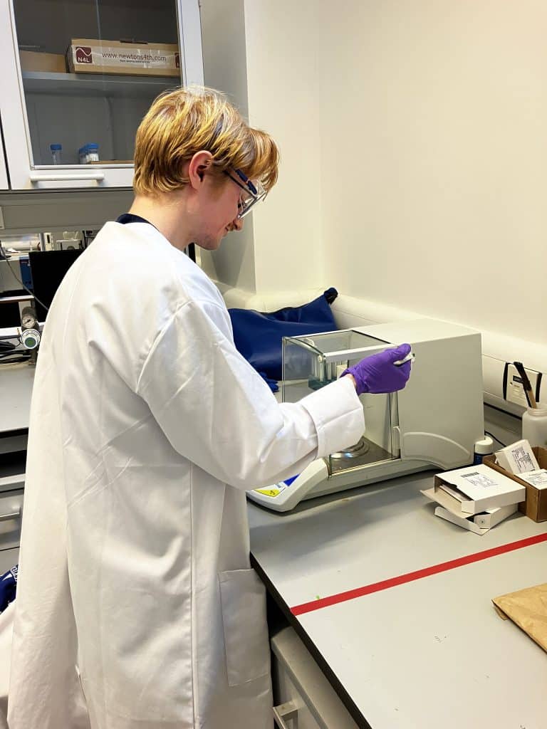 Will Adair ‘24 uses a differential scanning calorimeter to conduct freezing point experiments at the University of Cambridge’s chemistry department.