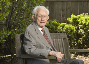 Dr. Paul H. Wornom '37 sitting on a wooden bench