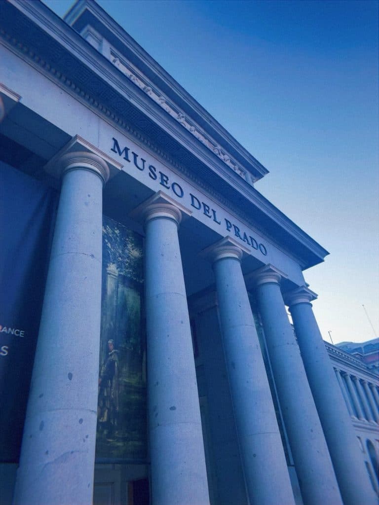 A building with columns and a sign that says museo del prado.