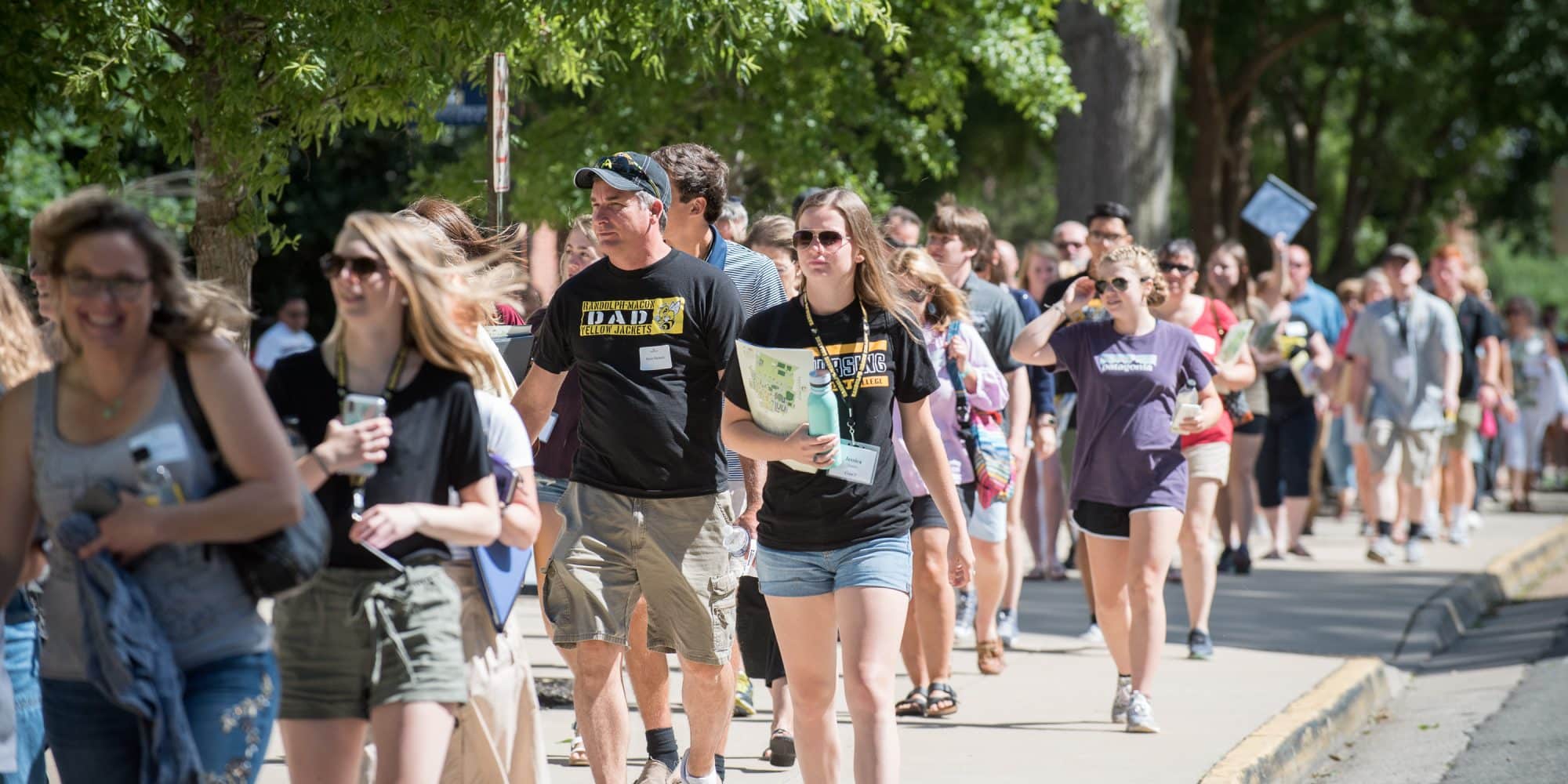 A student-led tour of campus during New Student Registration Day.