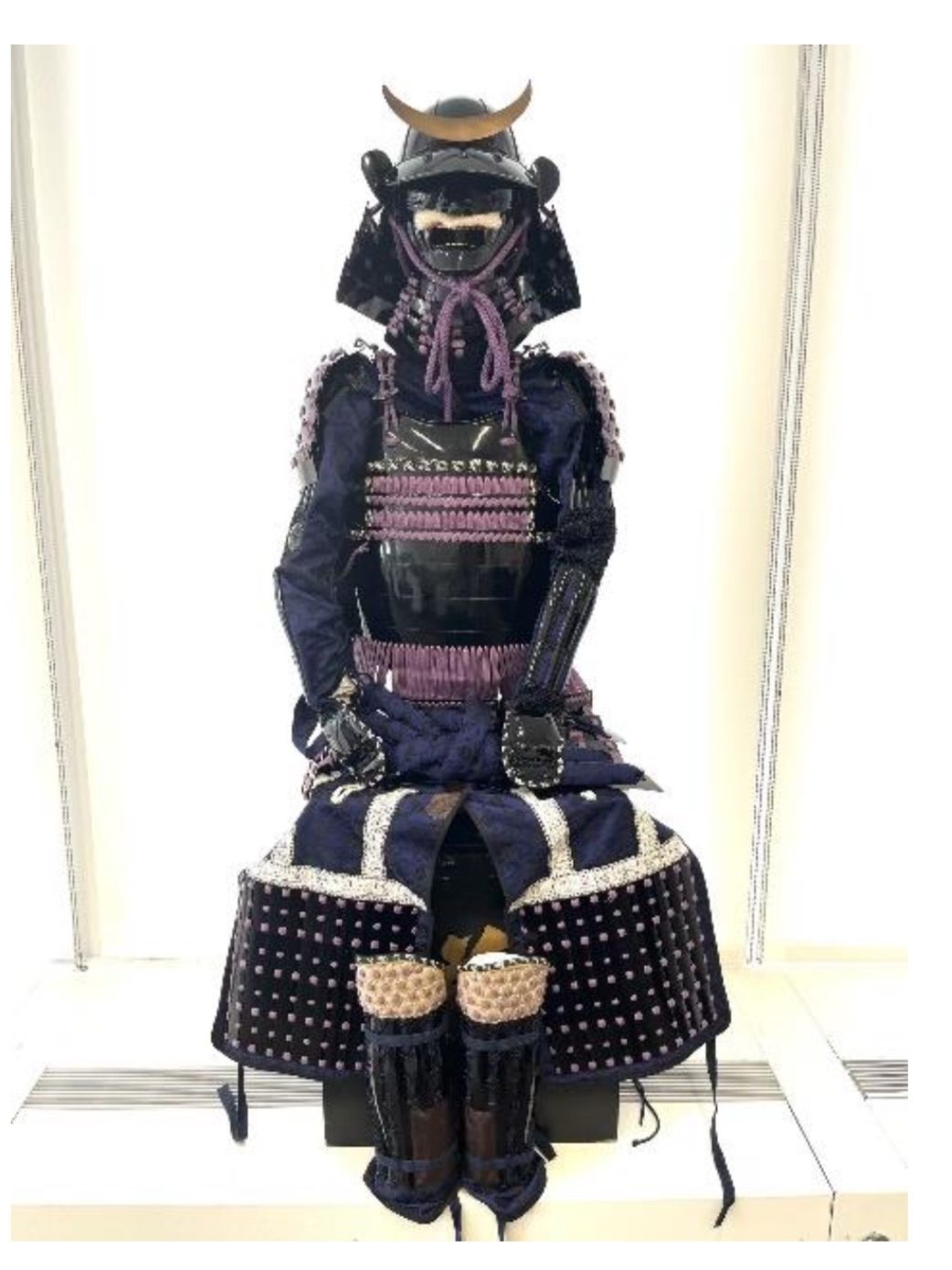 Traditional samurai armor displayed on a mannequin, featuring detailed accents, suitable for exhibitions of authentic craftsmanship.