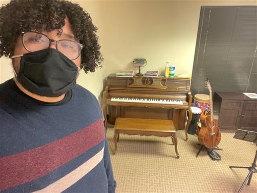 Eduardo Moreno stadning in front of a piano